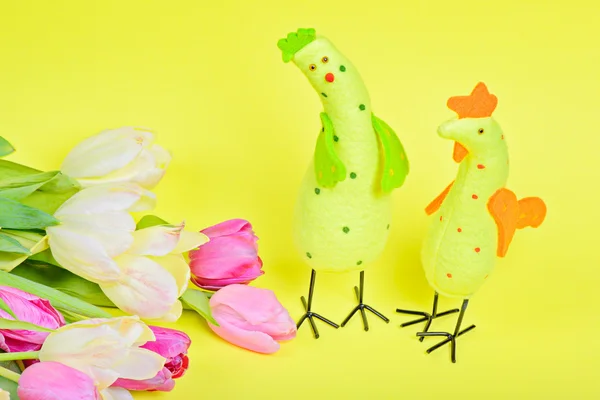Easter chickens and pink tulips — Stock Photo, Image