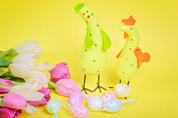 Osterhühner, rosa Tulpen und Eier — Stockfoto