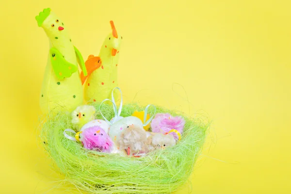 Easter eggs in nest and chickens — Stock Photo, Image