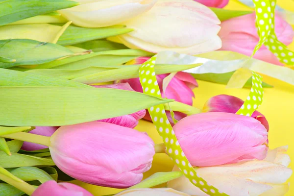 Pasen lint met tulpen — Stockfoto