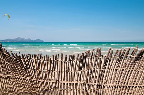 Falta uma cerca na praia — Fotografia de Stock