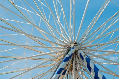 Modern büyük büyük bir tekerlek parçası