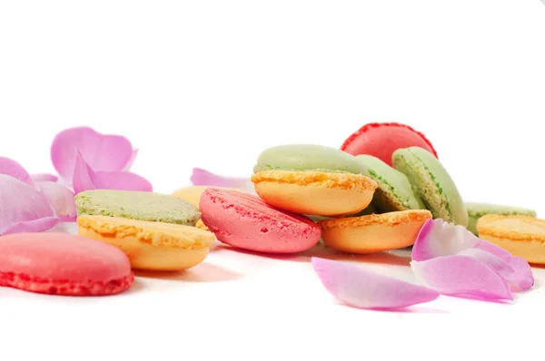 Rosa Rosenblätter und Macaron-Kekse — Stockfoto