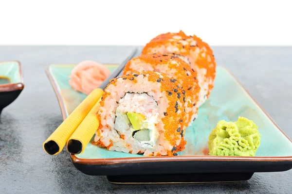 California maki sushi pe masă — Fotografie, imagine de stoc