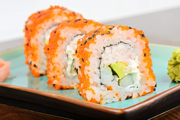 Closeup California maki sushi satırda — Stok fotoğraf