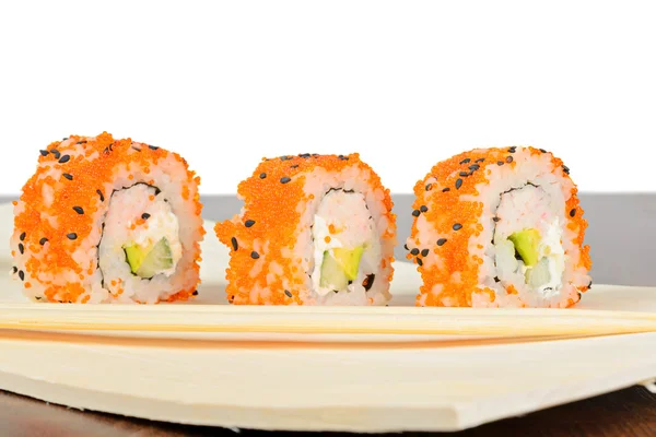 Zbliżenie trzy California maki sushi w wierszu — Zdjęcie stockowe