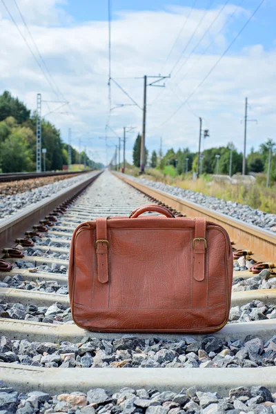 Maleta marrón vintage en el ferrocarril — Foto de Stock