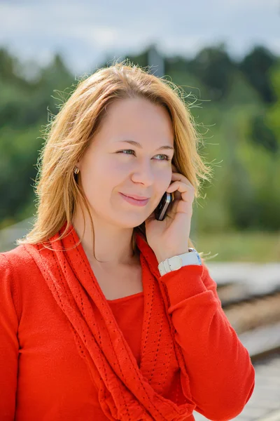 Young beautiful girl talking on mobile phone — Stock Photo, Image