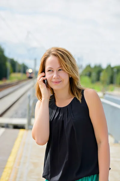 Jovem bela mulher falando no telefone móvel — Fotografia de Stock