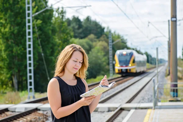 Treno in attesa femminile sul binario — Foto Stock