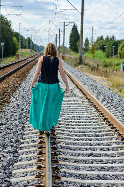 Jovens mulheres caminhando na trilha ferroviária — Fotografia de Stock
