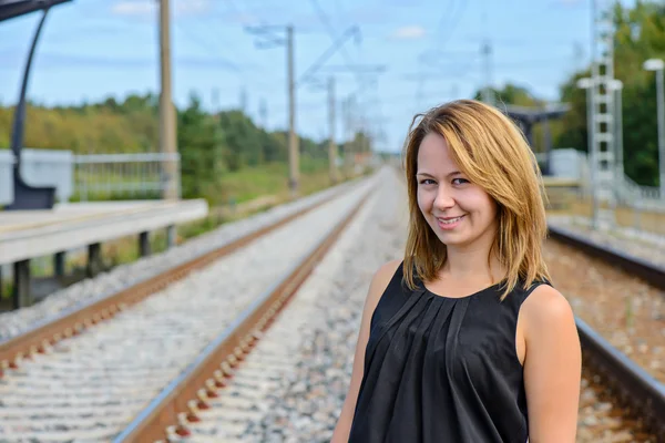 Frauenporträt auf der Eisenbahn — Stockfoto