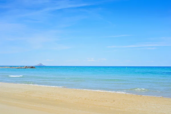 Praia e mar arenosos — Fotografia de Stock