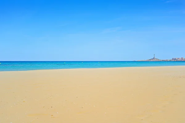 Praia de areia e mar azul e céu — Fotografia de Stock