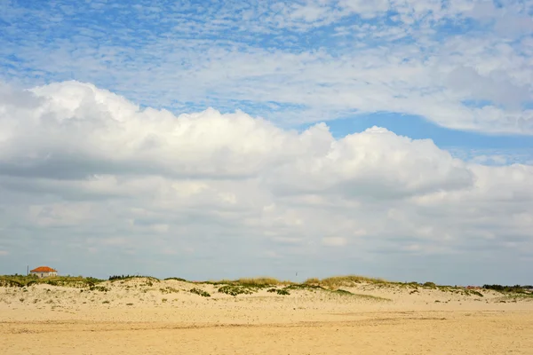 Paysage espagnol avec sable et ciel avec nuages — Photo