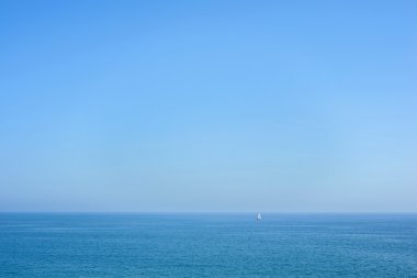 Mavi deniz, gökyüzü ve yat deniz manzarası