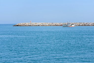 Mavi deniz ve gökyüzü ile deniz manzarası