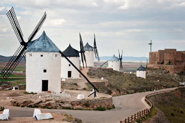Pohled na větrné mlýny v Consuegra, Španělsko — Stock fotografie