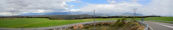 Panoramisch uitzicht met weg, bergen en wolkenlandschap — Stockfoto