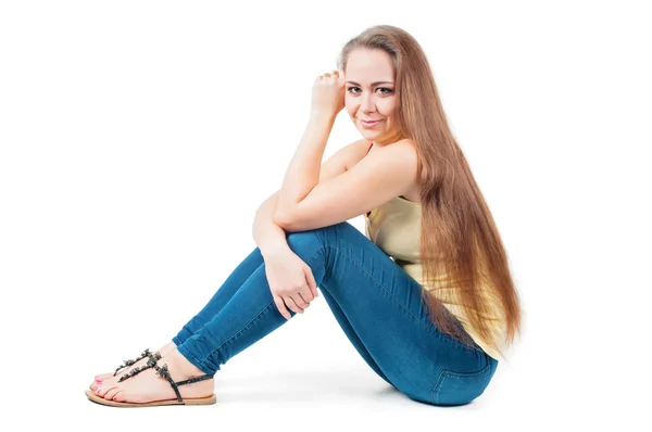Ung kvinna sitter på golvet — Stockfoto