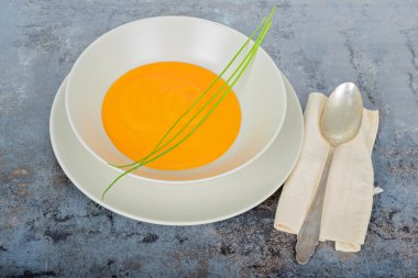 Kaşık ve peçete ile kabak krem çorbası