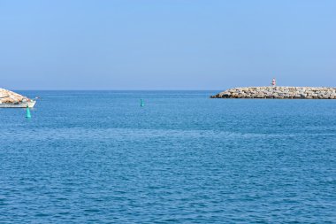 Mavi deniz ve gökyüzü ile deniz manzarası