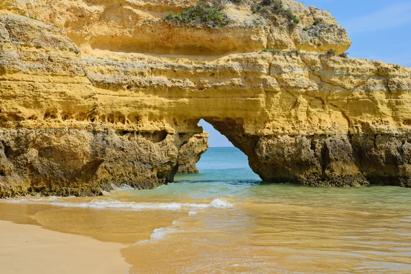 Cliff v praia da Rocha, Algarve, Portugalsko — Stock fotografie
