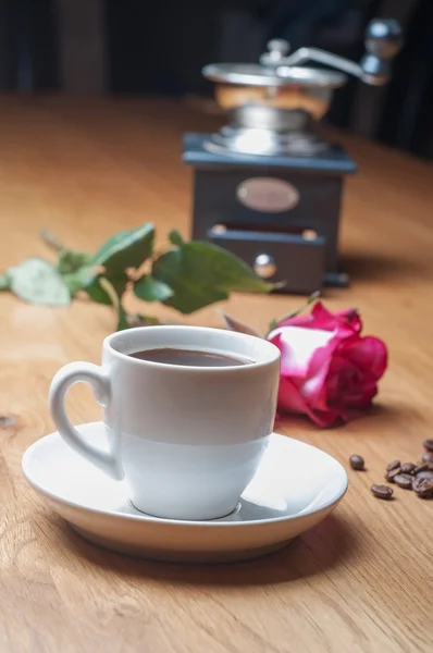 Mulino da caffè vintage, tazza e rosa — Foto Stock