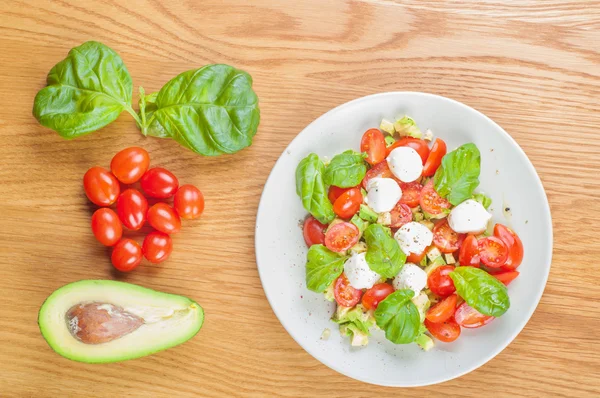 Top view to the salad with avocado and tomatoes — Stock Photo, Image