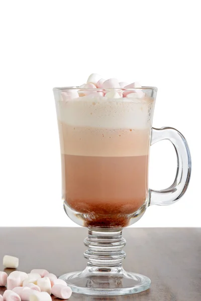 Un vaso de chocolate caliente con malvaviscos — Foto de Stock