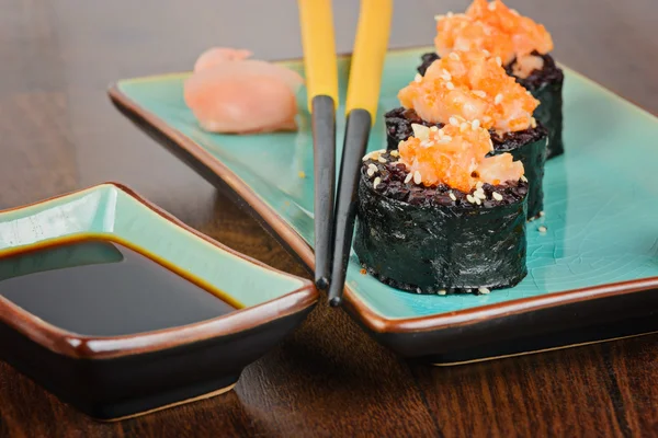 Sushi rolki podawane na talerzu niebieski — Zdjęcie stockowe