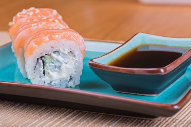 California maki sushi balık ile