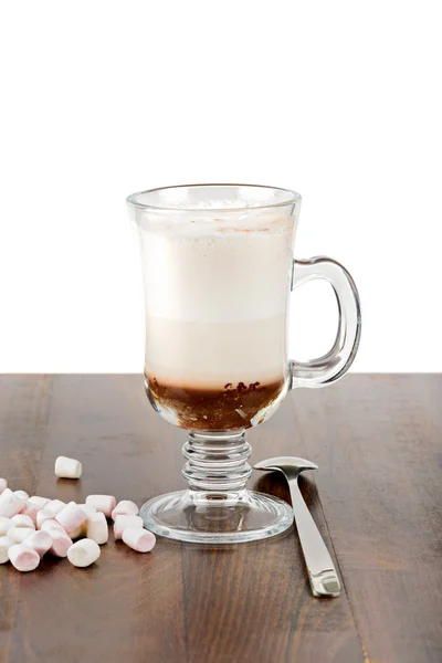 Ein Glas heiße Schokolade mit Marshmallows — Stockfoto