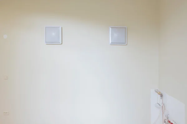 Beyaz duvar üzerinde beyaz boş resim çerçeveleri — Stok fotoğraf