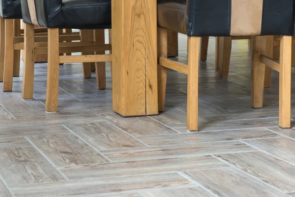 Closeup ahşap sandalye ve masa ayakları