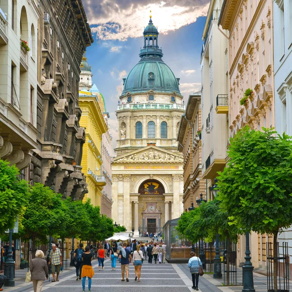 Rua Zrinyi Utca e Basílica de Santo Estêvão — Fotografia de Stock