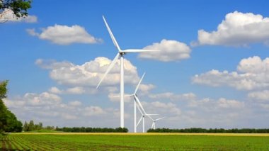  mavi bir gökyüzü Rüzgar türbinleri