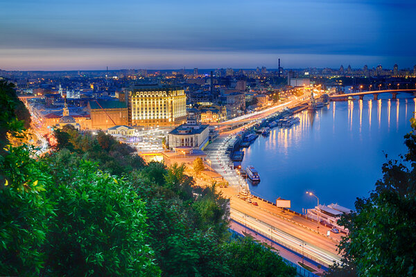 Ночная панорама Подола в Киеве
