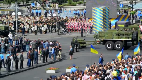 Militära fordon av de väpnade styrkorna i Ukraina — Stockvideo