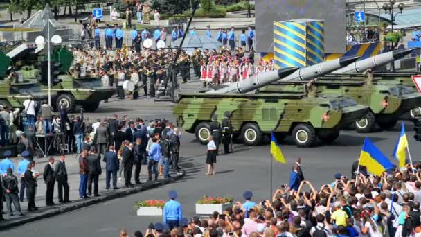 Militära fordon av de väpnade styrkorna i Ukraina — Stockvideo