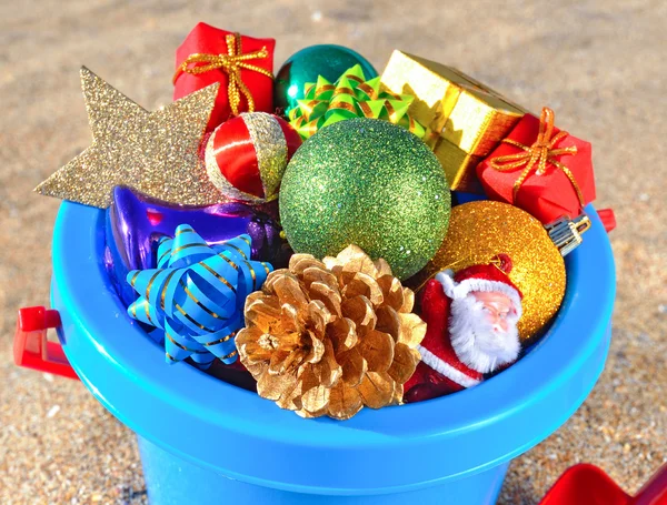 Decoraciones navideñas y juguetes en la playa — Foto de Stock