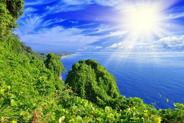 Green island, sea and blue sky — Stock Photo, Image