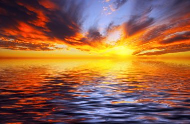 denize ateşli günbatımı