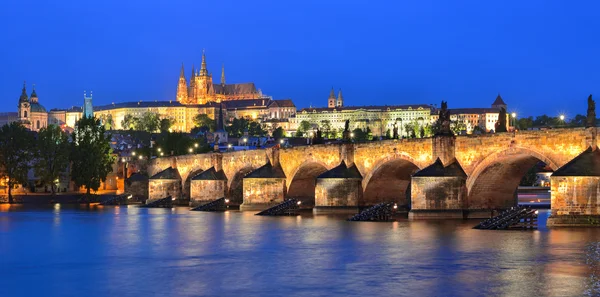 Vista notturna di Praga Foto Stock Royalty Free