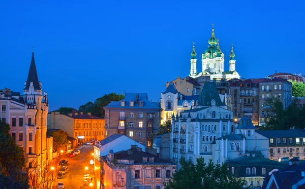 Kijów, Ukraina. Pięknej nocy widok starożytnej ulicy Andrzeja — Zdjęcie stockowe