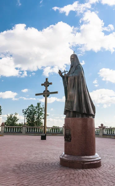 Cruz e um monumento ao Patriarca Alexy II. Montanha da Assunção, Catedral da Santa Dormição. Vitebsk, Bielorrússia — Fotografia de Stock