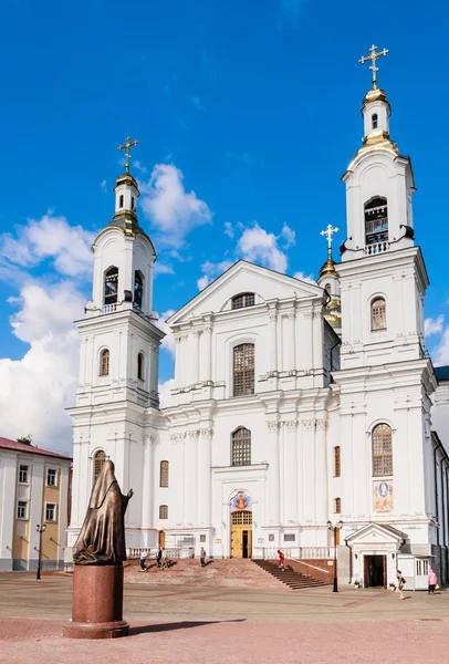 Catedral da Dormição e o Monumento ao Patriarca Alexy II. Vite. — Fotografia de Stock