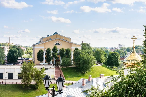 Vitebsk. Teatr Dramatyczny im Jakuba Kołasa i świątynia Ducha Świętego. — Zdjęcie stockowe