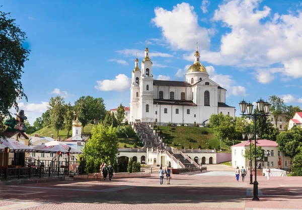 Vitebsk. Vista de la Catedral de la Asunción y el puente de Pushkin. Bielorrusia — Foto de Stock