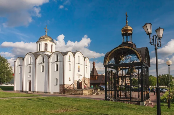 Εκκλησία του Ευαγγελισμού της Θεοτόκου και την εκκλησία το ιερό πρίγκιπα ζύθου — Φωτογραφία Αρχείου